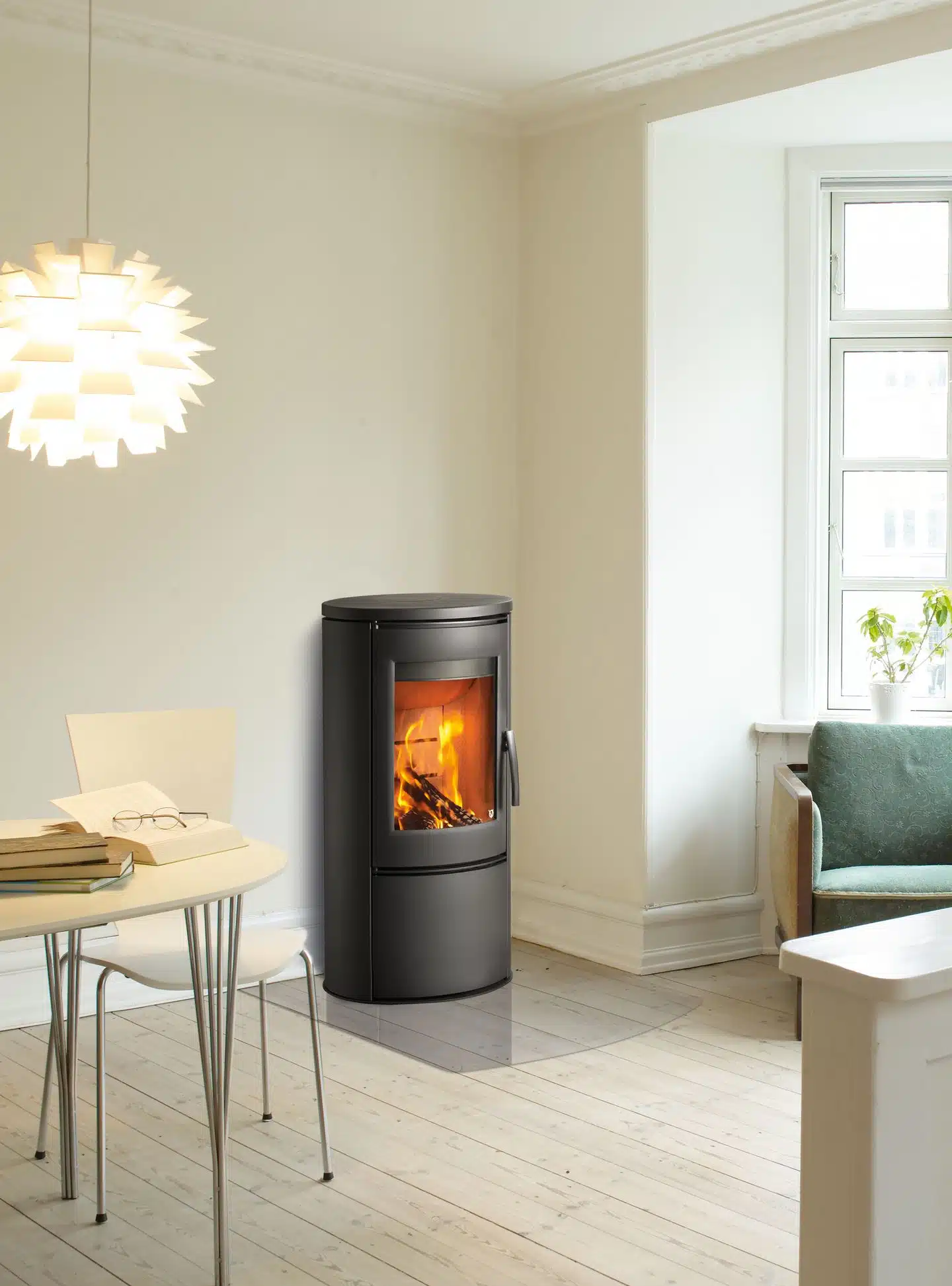 eleganter kamin varde shape 2 air im wohnzimmer gestellt