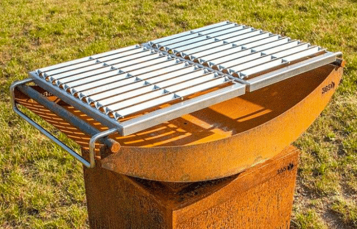 feuerschale auf hohem Sockel mit grill